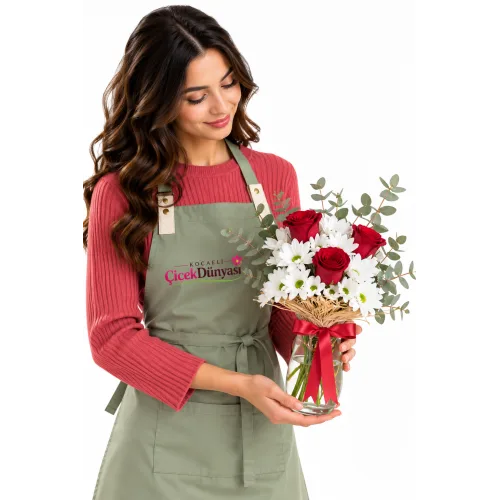 Vazoda 3 Kırmızı Gül ve Beyaz Papatyalar Vazoda 3 Kırmızı Gül ve Beyaz Papatyalar