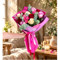 Lila Pembe Bukette Kırmızı Beyaz ve Pembe Güller Lila Pembe Bukette Kırmızı Beyaz ve Pembe Güller