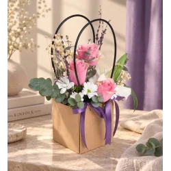 Kraft Çantada Beyaz Lilyumlar ve Pembe Güller Kraft Çantada Beyaz Lilyumlar ve Pembe Güller